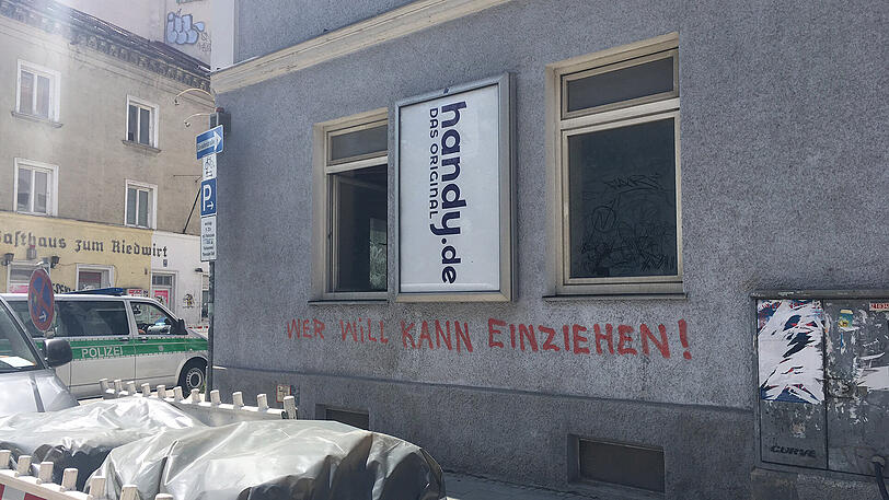 Aktivisten besetzten das "Schnitzelhaus" in der Holzapfelstraße 10. Polizisten beendeten die Aktion.