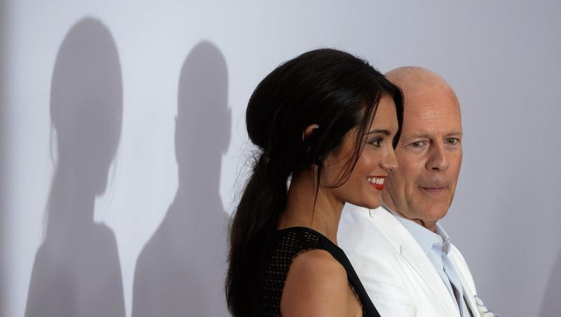 Bruce Willis ist seit 2009 mit Emma Heming verheiratet. Die beiden sind Eltern zweier Töchter. Bruce Willis ist seit 2009 mit Emma Heming verheiratet. Die beiden sind Eltern zweier Töchter.