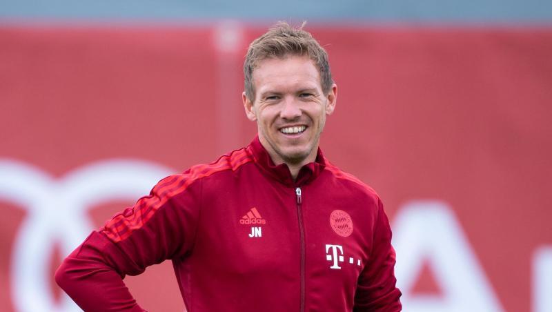 Trainer Julian Nagelsmann steht auf dem Trainingsgelände der Bayern.