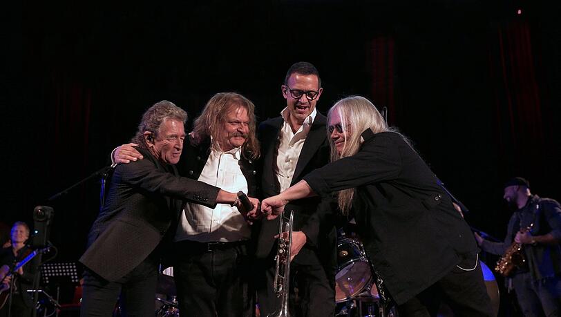 Am 3. September im Circus Krone: Mandoki mit Peter Maffay (l.), Till Brönner und Tony Carey (r.). Am 3. September im Circus Krone: Mandoki mit Peter Maffay (l.), Till Brönner und Tony Carey (r.).