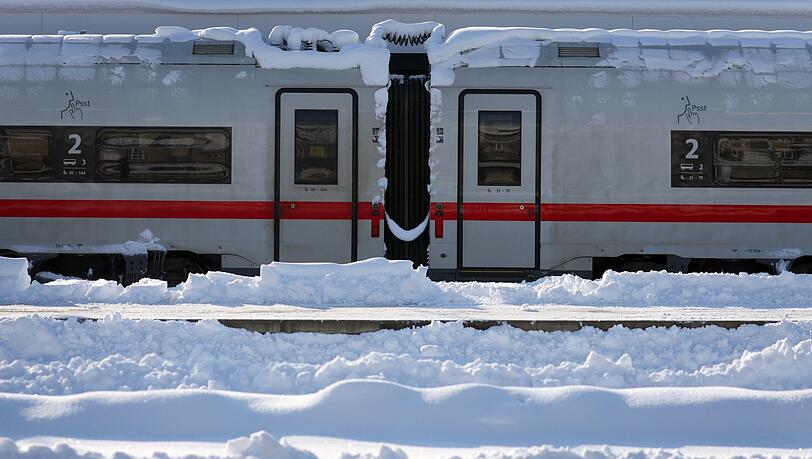 Ein mit Schnee bedeckter ICE steht im Hauptbahnhof.