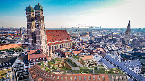Aus dem jahrzehntelang von C&A genutzten Gebäuden werden Misch-Immobilien mit Büros. Die 50er-Jahre-Optik bleibt erhalten. Ob die alten Natursteinplatten für die Fassade wiederverwendet werden können, ist allerdings noch offen.