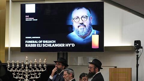Trauernde versammeln sich in Sydney, Australien, in einer Synagoge zur Beerdigung von Rabbi Eli Schlanger, einem Opfer des Angriffs in Bondi Beach. (Foto aktuell)