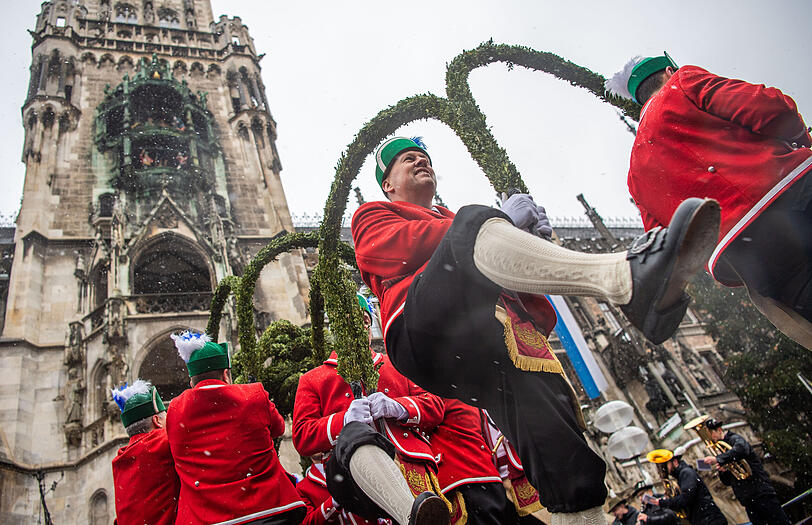 Sch&auml;ffler tanzen vor dem Neuen Rathaus am Marienplatz. Foto: Lino Mirgeler/dpa