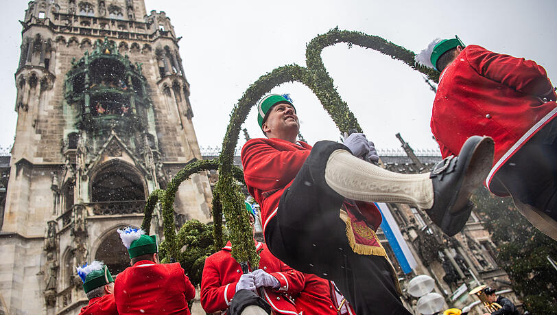 Sch&auml;ffler tanzen vor dem Neuen Rathaus am Marienplatz. Foto: Lino Mirgeler/dpa