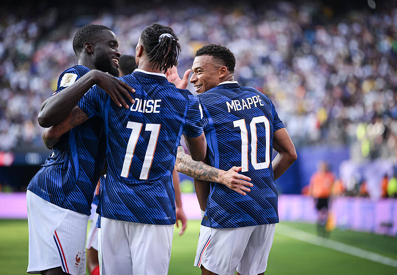 Dayot Upamecano (v.l.) mit Olise und Mbappé. Dayot Upamecano (v.l.) mit Olise und Mbappé.