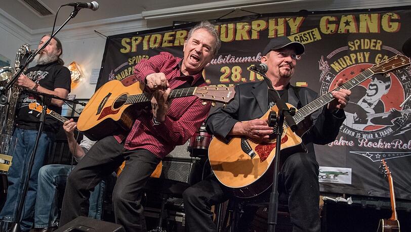 Das war vor 10 Jahren: Die beiden Gründer der Spider Murphy Gang, Günther Sigl (M, rotes Hemd) und Gerhard Gmell (re.) und weitere Bandmitglieder 2016 bei einer PK zum 40. Geburtstag. Das war vor 10 Jahren: Die beiden Gründer der Spider Murphy Gang, Günther Sigl (M, rotes Hemd) und Gerhard Gmell (re.) und weitere Bandmitglieder 2016 bei einer PK zum 40. Geburtstag.