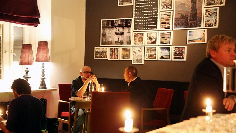 Kühl und minimalistisch war das Restaurant früher. Heute nehmen die Gäste auf Polstersesseln Platz. Kühl und minimalistisch war das Restaurant früher. Heute nehmen die Gäste auf Polstersesseln Platz.