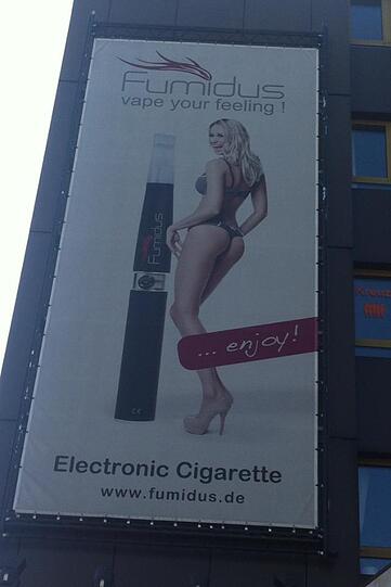 Wo was großes Längliches ist, muss auch eine halbnackte Frau hin - das Kalkül dieses E-Zigaretten-Herstellers.