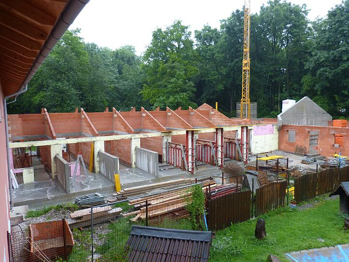 Das neue Freilassinger Hundehaus wächst. Bald sollen hier wieder Tiere ein Zuhause finden.
