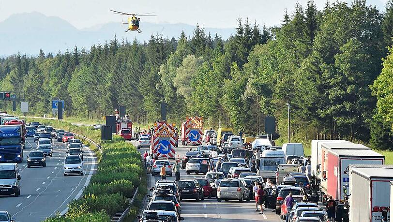 Auf der A8 bildete sich ein acht Kilometer langer Rückstau bis auf die A99. Auf der A8 bildete sich ein acht Kilometer langer Rückstau bis auf die A99.