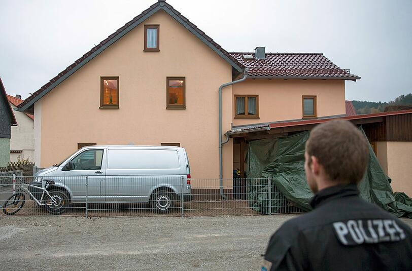 In einem thüringer einem Einfamilienhaus sind am Montag drei Leichen gefunden worden.