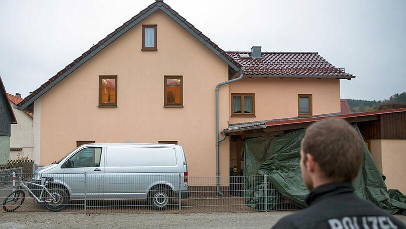 In einem thüringer einem Einfamilienhaus sind am Montag drei Leichen gefunden worden. In einem thüringer einem Einfamilienhaus sind am Montag drei Leichen gefunden worden.