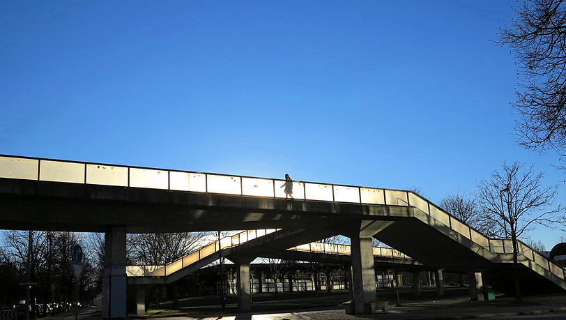 Interessante Schattenspiele: Fußgänger und Radler auf der Neuperlacher Sonnenbrücke. Interessante Schattenspiele: Fußgänger und Radler auf der Neuperlacher Sonnenbrücke.