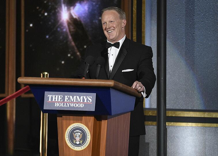 Der ehemalige Pressesprecher des weißen Hauses, Sean Spicer, hatte einen selbstironischen Auftritt.