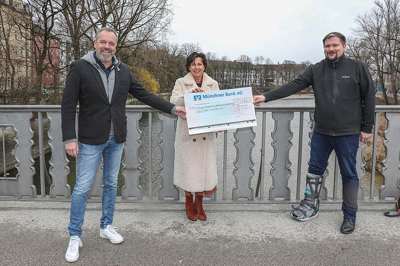 AZ-Chefredakteur Michael Schilling mit Petra Wörschhauser und Matthias
Stolz von der Narrhalla, die Pflegebedürftigen den tristen Fasching versüßten.