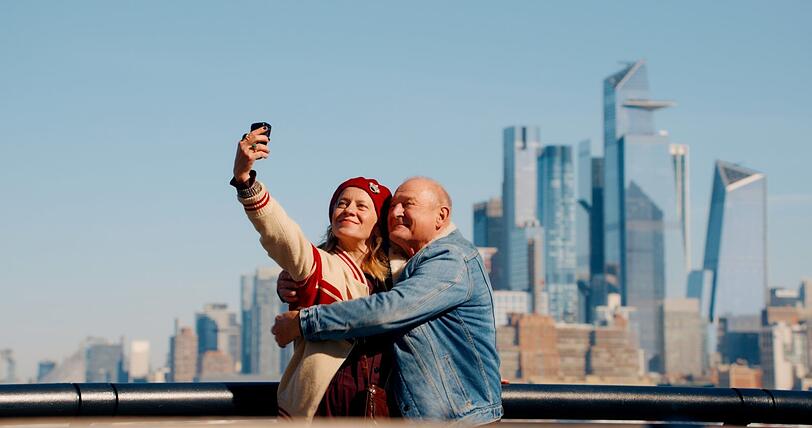 Greta (Caroline Peters) und Alexander (Burghart Klaußner) in New York.