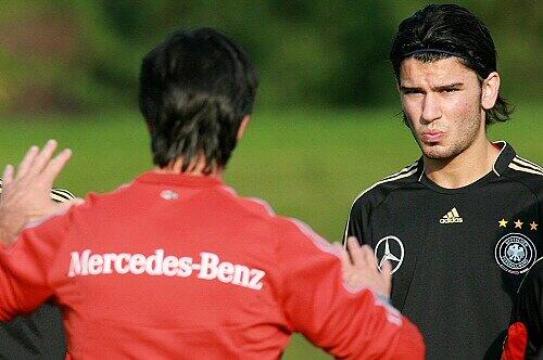 Einstimmung: Serdar Tasci (r.) mit dem Bundestrainer