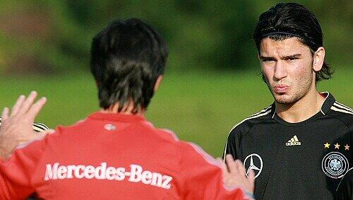 Einstimmung: Serdar Tasci (r.) mit dem Bundestrainer Einstimmung: Serdar Tasci (r.) mit dem Bundestrainer