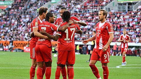 Taten sich gegen den FC Augsburg schwer: Die Bayern um Serge Gnabry.