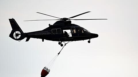 Ein Hubschrauber der Polizei fliegt &uuml;ber Kleinhau.