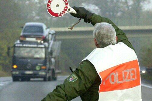 Die Polizei stoppte den total überladenen Bus.
