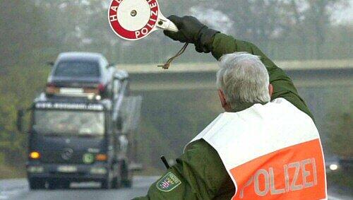 Die Polizei stoppte den total überladenen Bus. Die Polizei stoppte den total überladenen Bus.