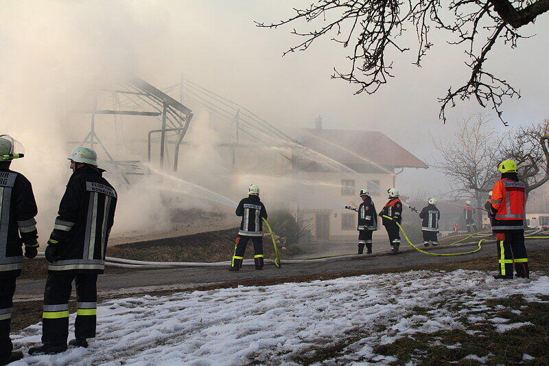 Am Nachmittag wurde die Feuerwehr zu einem Brand eines Bauernhofes mitten in St. Leonhard, Gemeinde Wonneberg gerufen. Bei dem Brand wurden drei Personen verletzt. Da das Löschwasser knapp war, mussten Leitungen über einen Kilometer lang verlegt werden.