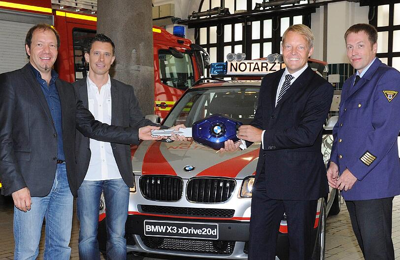 Die BMW GROUP spendet dem Kindernotarztdienst der Berufsfeuerwehr ein neues Fahrzeug. Christoph von Tschirschnitz, Leiter Vertrieb an Direktabnehmer bei der BMW GROUP, übergibt in der Hauptfeuerwache den BMW X3 xDrive 2.0d als neues Einsatzfahrzeug. An der Übergabe nehmen Kreisverwaltungsreferent Dr. Wilfried Blume-Beyerle und Oberbranddirektor Wolfgang Schäuble sowie die Kindernotärzte Dr. Florian Hoffmann und Dr. Ludwig Schmid teil.