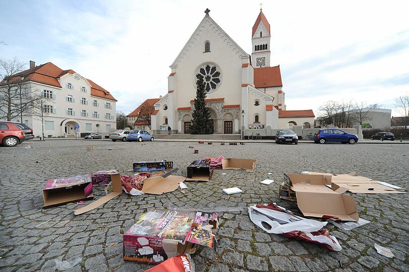 Damit aus München nicht Müllchen wird, waren 50 Mitarbeiter der Stadt an Silvester und Neujahr mit der Beseitigung der Feier-Reste beschäftigt. Im Bild: Silvestermüll in Pasing in der Bäckerstraße