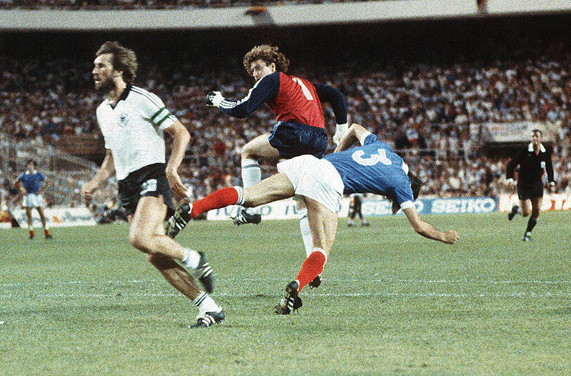 Im Elfmeterschießen setzte sich die DFB-Elf mit 5:4 durch, obwohl Ulli Stielike verschossen hatte. Die rüde Attacke des deutschen Torwarts Toni Schumacher nach knapp einer Stunden Spielzeit gegen Patrick Battiston erregt noch heute die französischen Gemüter. Mit voller Wucht sprang der "kölsche Tünn" dem Franzosen mit der Hüfte gegen den Kopf. Battiston erlitt einen angebrochenen Halswirbel, eine Gehirnerschütterung und büßte zwei Zähne ein. "Wenn es nur das ist, zahle ich ihm die Jacketkronen", meinte Schumacher hinterher zynisch, als er von ausgeschlagenen Zähnen erfuhr. Für Frankreich ist die Niederlage von Sevilla immer noch ein riesengroßes Trauma.