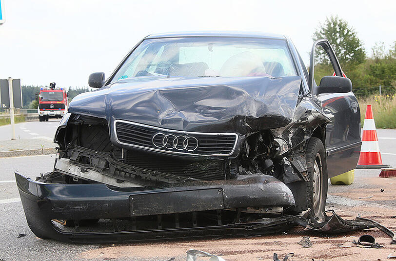 Die Vorseiten beider Autos sind komplett demoliert. Ein 18-jähriger Fahranfänger hatte beim Abbiegen den Gegenverkehr übersehen. Die Bilder.