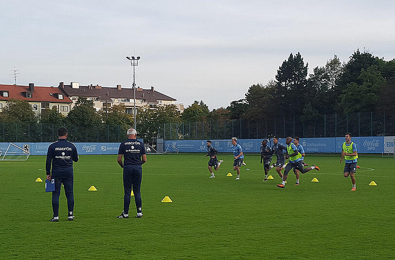 Trainer Kosta Runjaic und Fitnesscoach Zvonko Komes beobachten ausgewählte Löwen-Profis, auf die nach einer zweistündigen Einheit noch ein saftiges Lauftraining wartete.