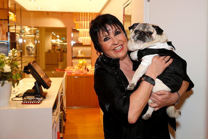 Uschi Ackermann und Mops Sir Henry