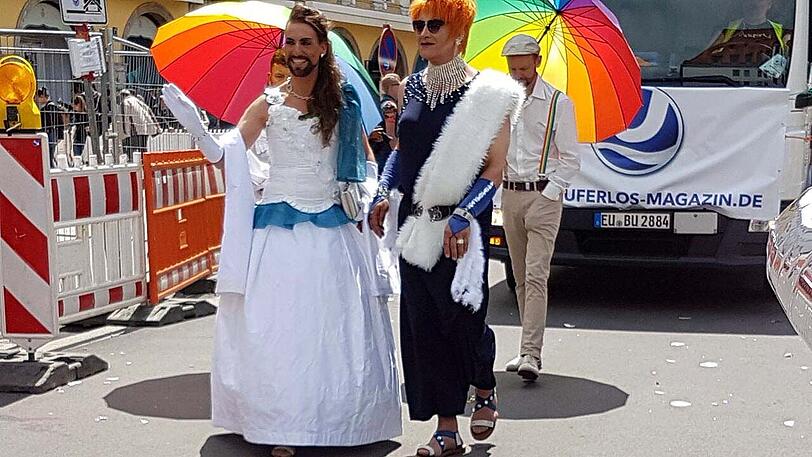 Teilnehmer der traditionellen Parade anlässlich des Christopher Street Day