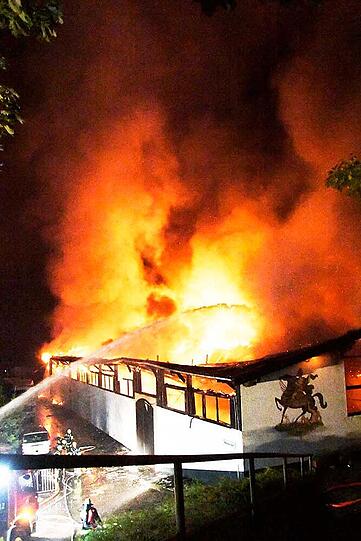 Flammeninferno in Icking - die Bilder vom Feuerwehreinsatz in der Nacht.
