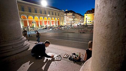 Blaue Stunde an der Oper: Und fast ohne Autos.
