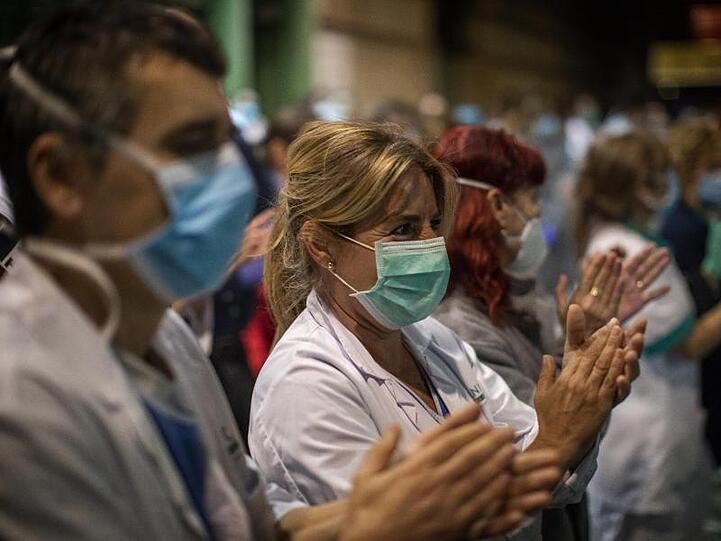 Das Gesundheitspersonal einer Klinik in Barcelona freut sich über die Unterstützung der Bürger.