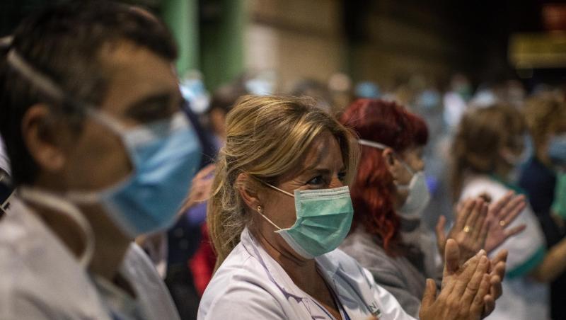 Das Gesundheitspersonal einer Klinik in Barcelona freut sich über die Unterstützung der Bürger. Das Gesundheitspersonal einer Klinik in Barcelona freut sich über die Unterstützung der Bürger.