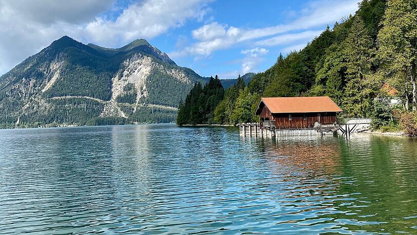 Idylle am Walchensee: Bei einer Wanderung hat sich die Münchnerin in einen bislang Unbekannten verguckt.