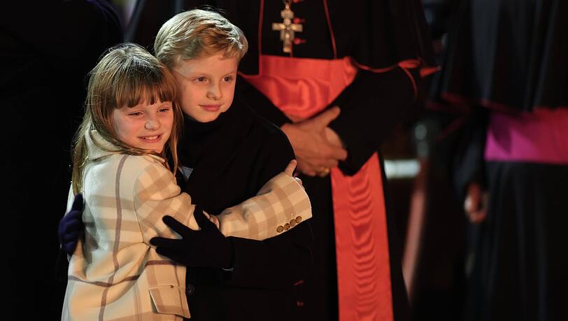 Gabriella und Jacques von Monaco bestaunen Arm in Arm das brennende Boot.