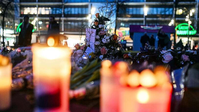 Mit Blumen und Kerzen wird nach der Todesfahrt der Opfer gedacht.