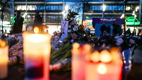 Mit Blumen und Kerzen wird nach der Todesfahrt der Opfer gedacht.