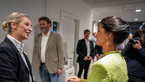 AfD-Chefin Alice Weidel und BSW-Gründerin Sahra Wagenknecht hatten sich im Herbst 2024 beim Sender "Welt" zum TV-Duell getroffen. Gespräche beider Parteien befürworten beide Seiten. (Archivbild)