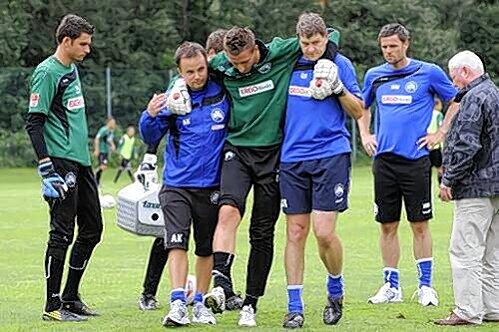 Schon das Ende einer Karriere? Jasmin Fejzic wird von Torwarttrainer Günther Reichold (r.) und Physio Axel Käßner vom Platz geführt.
