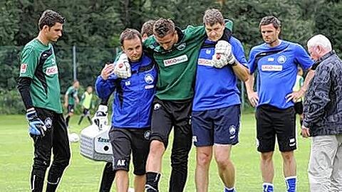 Schon das Ende einer Karriere? Jasmin Fejzic wird von Torwarttrainer Günther Reichold (r.) und Physio Axel Käßner vom Platz geführt.