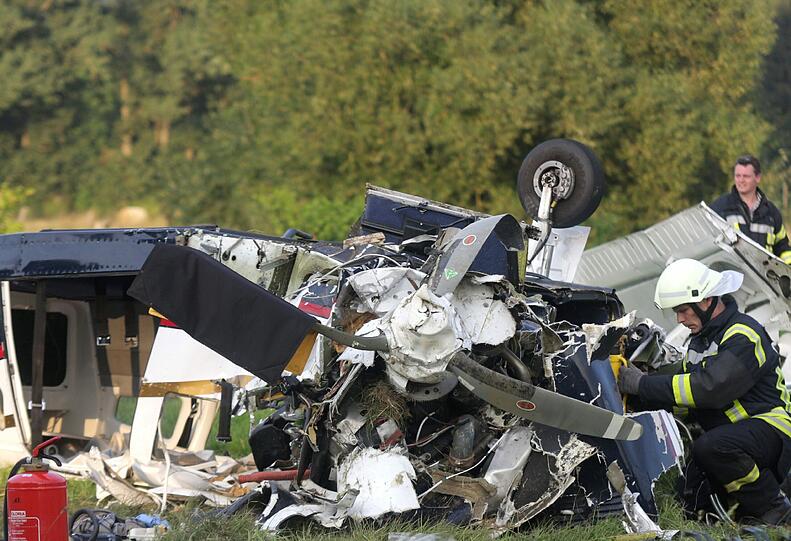 Bei einem Flugzeugunglück in Nordrhein-Westfalen sind fünf Menschen, darunter zwei Kinder ums Leben gekommen. Bilder vom Absturzort.