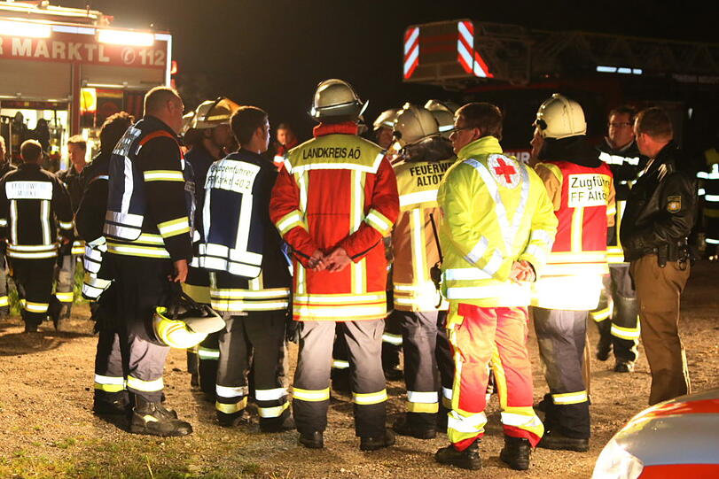 Feuerwerklager in Altötting abegbrannt: Die Bilder vom Feuerwehreinsatz.