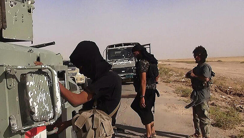 Das Foto von Albaraka News, einer den Dschihadisten nahestehenden Gruppe, zeigt angeblich IS-Kämpfer im Irak. Das Foto von Albaraka News, einer den Dschihadisten nahestehenden Gruppe, zeigt angeblich IS-Kämpfer im Irak.