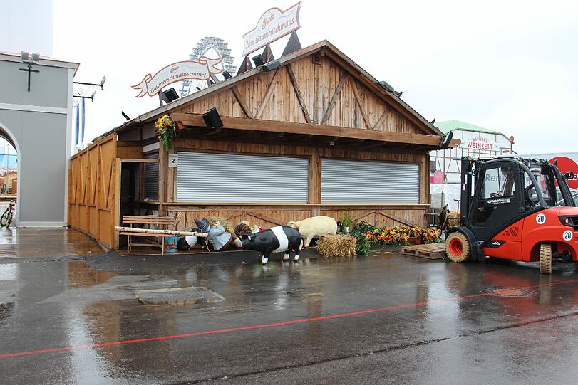 Regen und Tristesse am Tag danach: Die Bilder vom Wiesn-Abbau am Dienstagvormittag.